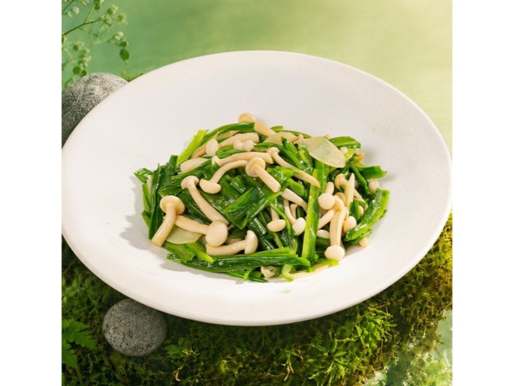 Dragon Chives with Shimeji Mushrooms 蒜香青龙菜炒白玉菇